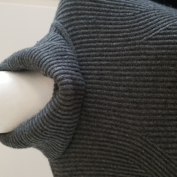 Milly of New York  Gray longsleeved turtleneck sweater size Petite - Picture 2 of 15